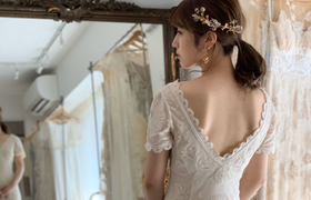 後ろ姿がフォトジェニック♡大胆で上品な背中開きウェディングドレス15選のアイキャッチ画像