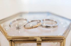 ホワイトゴールドの結婚指輪は海外で大人気？プラチナとの違いも解説のアイキャッチ画像