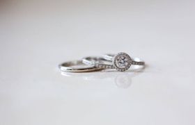 結婚指輪はダイヤありが人気!後悔しない選び方も紹介のアイキャッチ画像