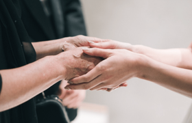 【花嫁の手紙】だけじゃない！自分らしく両親へ感謝を伝える方法10選♡のアイキャッチ画像