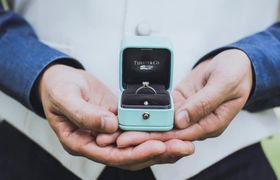 シンプルな婚約指輪を選ぶ5つのメリット!人気ブランド別に指輪をご紹介♡のアイキャッチ画像