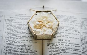 人とは違う結婚指輪を♡個性派夫婦ならニーシングがおすすめ!のアイキャッチ画像