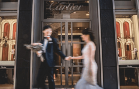 ハイブランドショップ前での撮影が人気♡マネしたいブライダルフォト13選♡のアイキャッチ画像