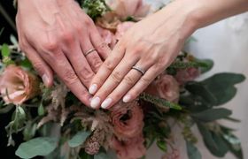 結婚指輪の選び方はこれで完璧♡先輩夫婦から学ぶ10のポイント~ブランド・デザイン・相場~のアイキャッチ画像