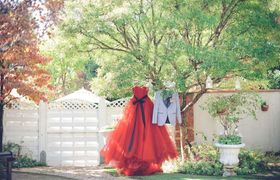 カラードレスは赤で決まり！実際に先輩花嫁たちが選んだドレスを画像で紹介♡のアイキャッチ画像