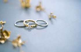 婚約指輪と結婚指輪の違いって？意味やデザインの特徴などを紹介のアイキャッチ画像