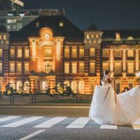 東京駅前の夜景を背景にロケーションフォト