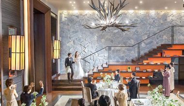 【26年7-8月】＜50名154万/60名174万＞ 太陽ふりそそぐ夏婚*ガラスの教会式＆写真&美容＆ドレス２着など全部込みプラン