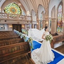 【教会式】ステンドグラスが美しい独立型チャペル〈聖セシリア教会〉で王道の結婚式を