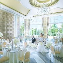 早割!【80名様318万円】2027年4月以降◆大階段付白亜の貸切邸宅で「絵になる1日」を