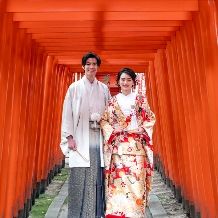 【和装フォト】歴史と伝統に満ちた雅びな本殿と、緑豊かな境内での和装ロケーション撮影