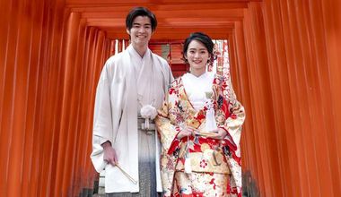 【和装フォト】歴史と伝統に満ちた雅びな本殿と、緑豊かな境内での和装ロケーション撮影