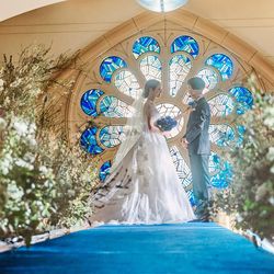 【ウェディングニュース限定】150年前にイタリアの工房で造られた*青いステンドグラス*お花をモチーフとしたデザインチャペルで感動挙式体験!皇室経験シェフ監修の絶品コース試食を無料でご堪能◎