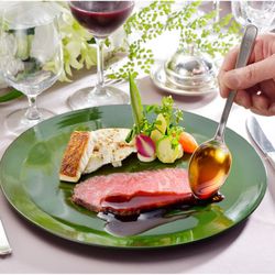 ＼今月ラスト！試食付BIGフェア／伝統の美食を堪能×庭園臨む絶景会場見学×感動のチャペル入場体験《フェア来館特典》この季節限定！レッドローズガーデン入場券プレゼント