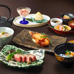 WeddingNews限定【料理重視の方へ】近江牛やイセエビの雲丹味噌焼きやバスクチーズケーキ等を含む3万円相当のフルコース試食＆3万円レストランペアチケット付★光のチャペル体験＆最新ドレス見学＆見積もり相談会