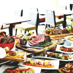 【イメージ膨らむ】ホテル最上階から望む東山の眺望もご馳走＼ ホテル1万円超ランチ ／多彩な施設でホテル体験＊おもてなし極めるプロフェッショナルのサービスも確認◆豪華コース試食券付き