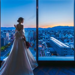 【ドレスなど衣裳にこだわりたい方】伝統が息づく京都のドレスショップTAKAMI BRIDALの試着体験◆当館で結婚式を決定後1000着以上の衣裳から選べる&カラー・ライン分析も!フェア参加で後日開催の豪華フルコース試食招待券をプレゼント