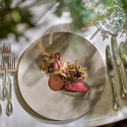 洗練された本格大聖堂×特産食材を味わう4万食べ比べ＋150万特典