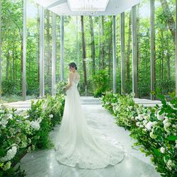 【日本の美しいチャペル　ベスト１００】４年連続受賞。森一望の全面ガラス張りチャペルで写真撮影OK。全施設の見学・フルコース試食（無料）・予算解説などくまなくご案内。来館で＜Amazonギフト券１万円＞