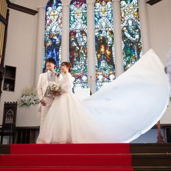 ロイヤルレッドのバージンロード×煌めくステンドグラス　圧倒的なチャペルフォト