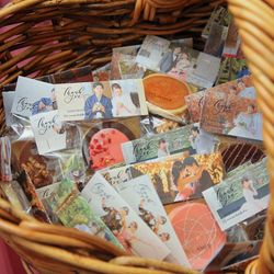 いちばんの自信作です💓✨笑
ベルアメールのチョコに自分たちで作った
サンクスタグをパチンと止めて🏷
たくさんの種類を作ってみんなが楽しめるように💓
これは、わたしも旦那もとてもお気に入りでした🥰
サンクスタグも割と大切にとってくれている方も
多くてとても嬉しい💕💕