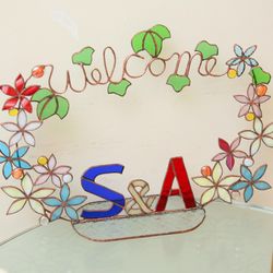 叔母が作ってくれたステンドグラスも可愛くてウェルカムスペースに飾りました!🥰