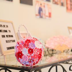 こちらも前撮りの小道具、母の力作です💓
ちりめんでお花を作ってボールブーケにしてくれました！
持ち手をパールで可愛く😍✨
前撮りでは、いろんな方に桜の扇子とボールブーケを
褒めていただきとても嬉しかったです❣️