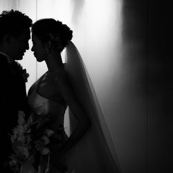 ウォーターフォールの前で、シックに撮影