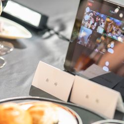 リモート放映していたので、iPadを高砂に置いていました。