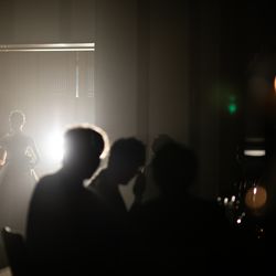 オープニングムービーの映像の中で扉が開いたら、
後方扉が開いて入場。
バックサーチを入れていたので、後ろからライトを当てて、シルエットをみせます。