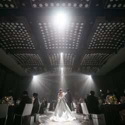 ライティングシャワーとライティングロードを入れて、
入場を華やかにしました。