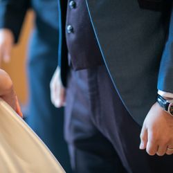 返礼品でお渡しした時計をつけて結婚式に参加しました。