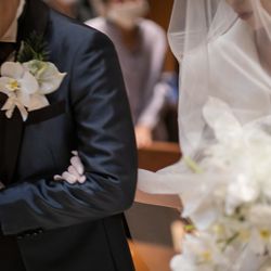 父から新郎へ、
つかむ腕のお引っ越し
深く掴みすぎない方が美しいと
教えていただいたので、気をつけました。