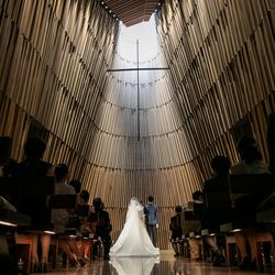 高さのあるこのチャペルに一目惚れでした。
あたたかみもありつつ、荘厳。
天井からは太陽光が入ってより一層うっとり。