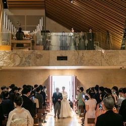 父とのバージンロード。
1歩1歩進むごとに今までの思い出に浸りながら
新郎のもとへ歩を進めます

パイプオルガンや聖歌隊は2階に。
綺麗な音が会場に響きます