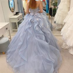 フリルの流れるような動きが可愛いです!