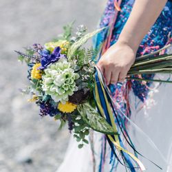 ワイルドになつの海に合うようにまとめたクラッチブーケ
ドレスと同じリボンと刺繍糸を沢山使って長くぐるぐる巻きに
とてもお気に入りのブーケです