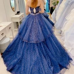 星空のような後ろ姿は惚れ惚れした…
夕刻の式なのでピッタリかも。