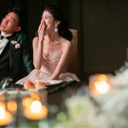 余興を見ながら笑顔の新婦と、
お酒が回ってきて姿勢がぐだぐだな新郎。