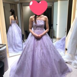 アンテプリマのドレス。
シルバーのきらきらがすごい!一番はじめに試着しましたが完全に一目惚れしました。とにかく式中もキラキラして輝いてるんです!特別感味わえます😉