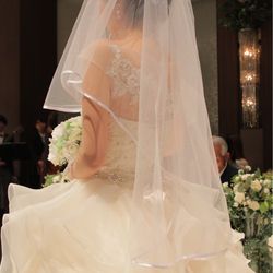 挙式ではフリルとキラキラのサッシュベルトで！