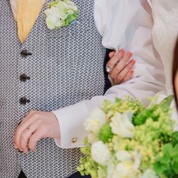 ブーケのお花と同じくブートニアを。
夫の袖には、組紐のようなカフスを装いました。