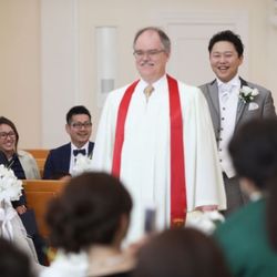 新郎の入場で笑いが起きる会場