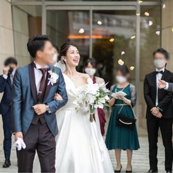 フラワーシャワー。
フラワーシャワーのタイミングには止んでいましたが、
朝方雨が降っていて、グリーンが濡れていたので、ゲストの靴が汚れないよう、屋根のあるところでフラワーシャワーをしました。
ブーケトスもやらないので、こだわりはありませんでした。