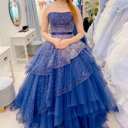 グリッターがたっぷりのキラキラドレス。
色も濃いのですが、顔も濃いので負けてはなかった(らしい)
もう少し横のボリュームが欲しかったかなー。
キヨコハタドレスです。