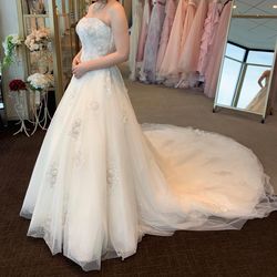 ドレス試着👗@Amtteliebe
トップだけじゃなくてドレープまでビジューが
あしらわれててとってもキラキラ✨