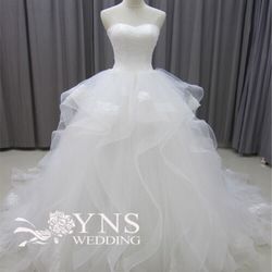 ◆ウェディングドレス
YNS WEDDING LaVenie Collection SL17308
生地:ロイヤルサテン+総レース+チュール+レース刺繍+ビーズ装飾
バック:半編み上げタイプ
ドレスライン:プリンセスライン
価格:96,984円
※サッシュベルト別売り
パニエ:PAN001 (ワイヤー入り3段)
ワイヤ直径:上から約100cm/約80cm/約50cm
価格:5,184円