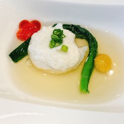 《鱈の蕪蒸しスープ仕立て》
スプーンでスープごといただくお料理です。
ふんわりした鱈がとっても美味しくて、優しいお味なので、ピリッと辛いわさびとの相性がバッチリです◎