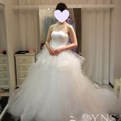 ◆ウェディングドレス
YNS WEDDING LaVenie Collection SL17308
生地:ロイヤルサテン+総レース+チュール+レース刺繍+ビーズ装飾
バック:半編み上げタイプ
ドレスライン:プリンセスライン
価格:96,984円
※サッシュベルト別売り
パニエ:PAN001 (ワイヤー入り3段)
ワイヤ直径:上から約100cm/約80cm/約50cm
価格:5,184円