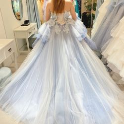 刺繍が後ろまであって可愛いのと淡い色が春らしい。